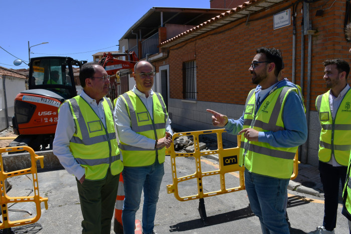 26052026 Guerrero y el alcalde de Fuensalida visitan las obras de las calles de la localidad 6