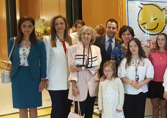 Imagen de Flora Bellón con asistentes a la cena benéfica de Down Talavera