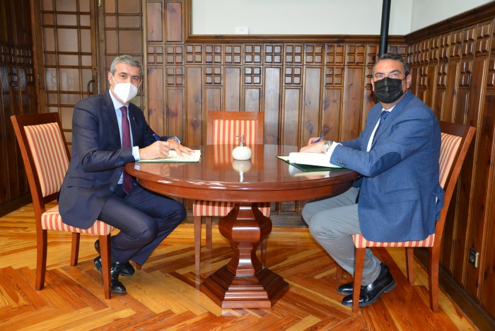 Imagen de Álvaro Gutiérrez y Saturnino Gómez firmando el convenio de colaboración