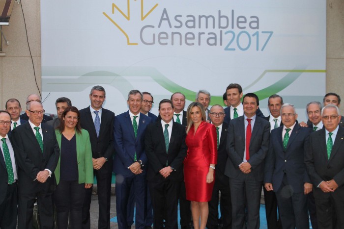 Imagen de Autoridades y consejeros de Caja Rural posan antes de iniciarse la cena de hermandad de la entidad