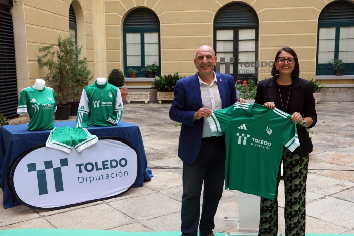 Pilar Martín y Pablo Burillo con una de las equipaciones