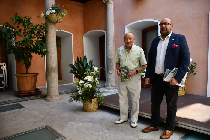 Tomás Arribas y Andrés León en el patio de San Clemente