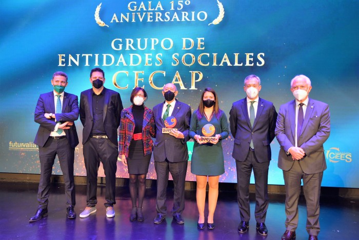 Imagen de Ana Gómez con asistentes a la Gala del 15 Aniversario de CECAP