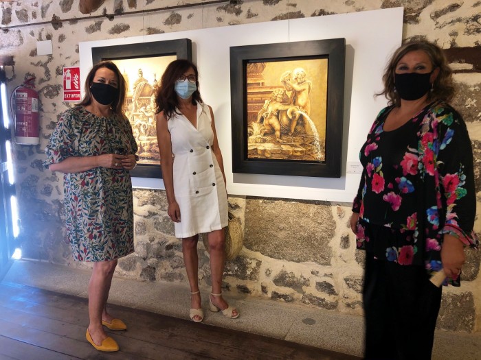 Imagen de Ana Gómez en la sala expositiva con Teresa barrios y Gema Calderón