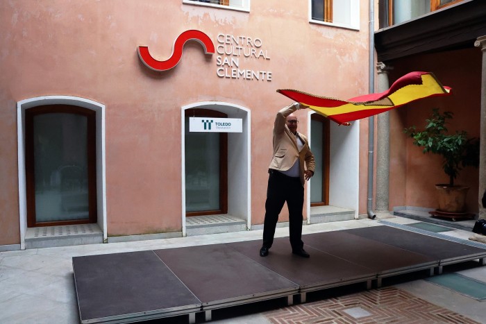 Imagen de José Eugenio del Castillo baila la bandera del Tinaní