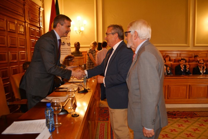 Imagen de Álvaro Gutiérrez entrega el premio a Cruz Roja