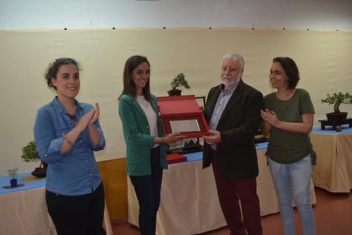 Flora Bellón recibiendo la placa de Socio de Honor del Club Bonsái Toledo a la Diputacion