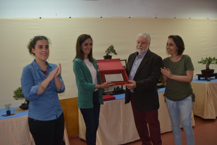 Imagen de Flora Bellón recibiendo la placa de Socio de Honor del Club Bonsái Toledo a la Diputacion