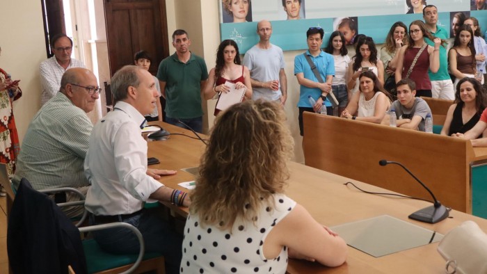La Diputación recibe a los 40 alumnos que viajarán a Irlanda y a sus familiares