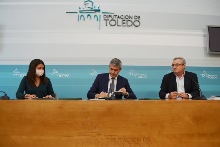 Álvaro Gutiérrez firma los convenios