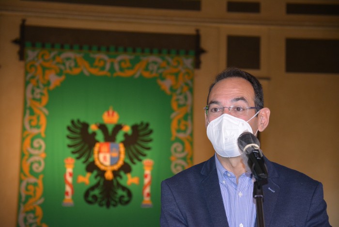 Imagen de Santiago García Aranda haciendo declaraciones a los medios antes de comenzar el Pleno