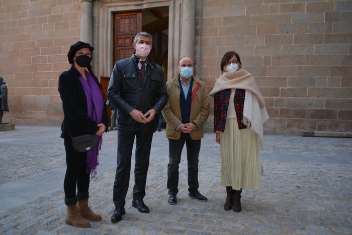 Imagen de Minutos antes de iniciarse la representación teatral con la directora, María Elena Diardes