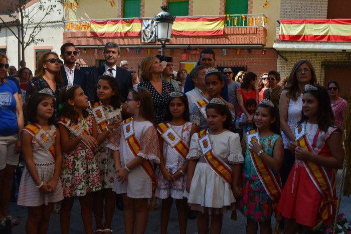 Álvaro Gutiérrez en el momento del izado de la bandera de las fiestas de Escalonilla