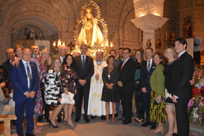 Imagen de Álvaro Gutiérrez con la imagen de la Virgen del Rosario y los asistentes a la procesion