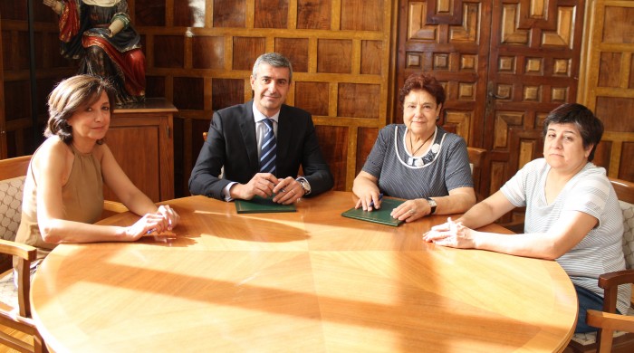 Imagen de Álvaro Gutiérrez y Carmen Fernández firman el convenio de colaboración