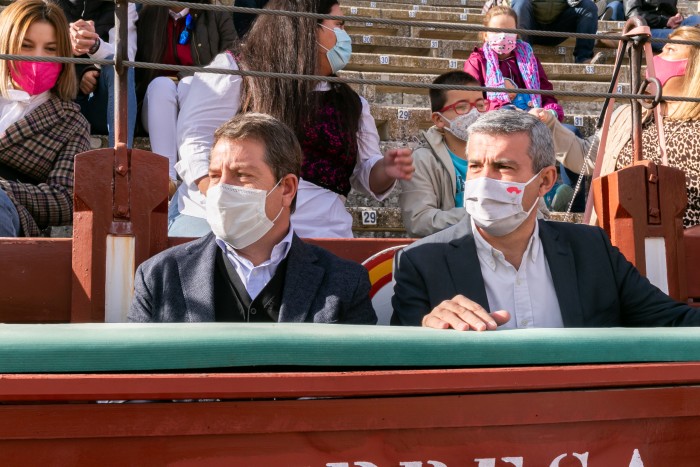 Imagen de Álvaro Gutiérrez y Emiliano García-Page siguiendo los lances de los alumnos de la Escuela Taurina