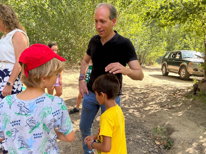 Imagen de Daniel Arias en su visita a los campamentos