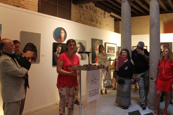 Imagen de María Ángeles García inaugurando la exposición de pintura y escultura realista en San Clemente