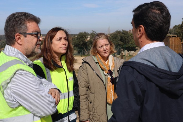 Marina García supervisando el hábitat del lince