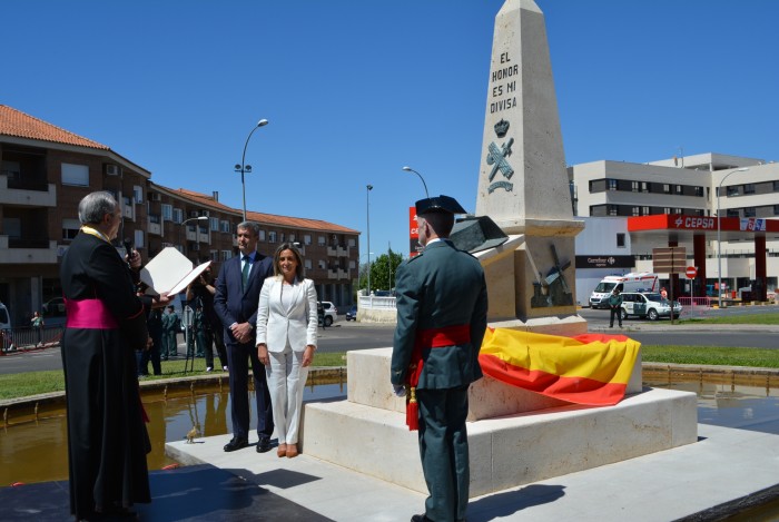 Álvaro Gutiérrez y Milagros Tolón descubriendo el monolito