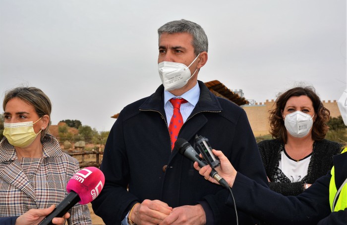 Imagen de Álvaro Gutiérrez atendiendo a los medios de comunicación