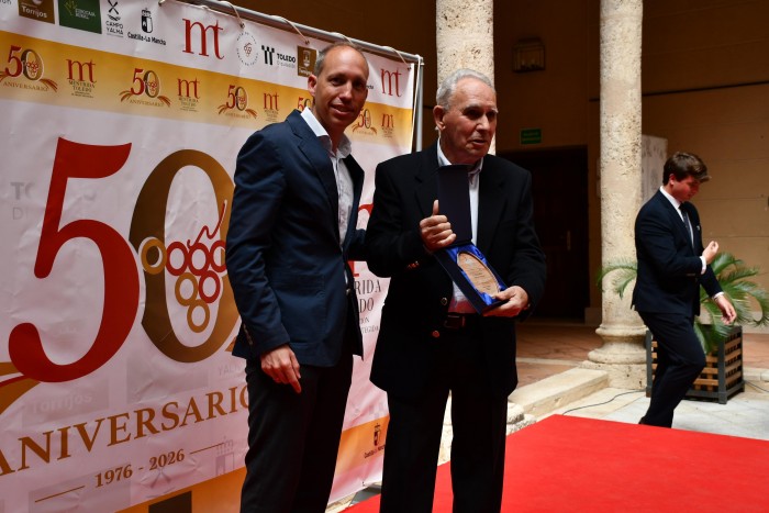 Daniel Arias entrega uno de los premios