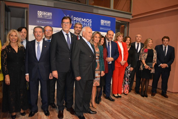 Imagen de Álvaro Gutiérrez con los premiados y autoridades
