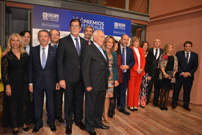 Imagen de Álvaro Gutiérrez con los premiados y autoridades