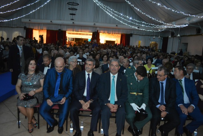 Imagen de Álvaro Gutiérrez junto a los más de mil asistentes al inicio de festejos de la Virgen de la Piedad