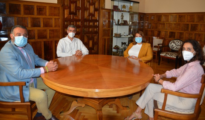 Álvaro Gutiérrez y Tita García Élez en un momento de la reunión,con Rafael Martín y Flora Bellón