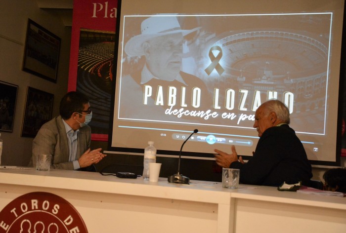 Imagen de Fernando Muñoz y Eduardo Martín Peñato en el reconocimiento a Pablo Lozano
