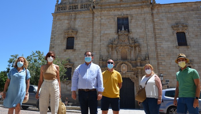 Imagen de Ana Gómez con el alcalde y el equipo de Gobierno municipal de Orgaz