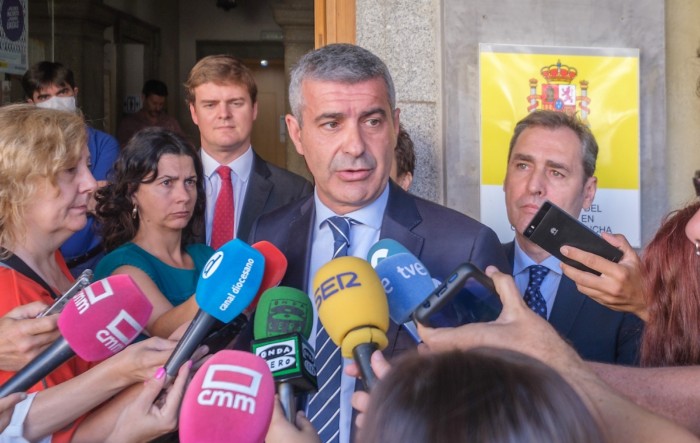 Álvaro Gutiérrez atendiendo a los medios de comunicación