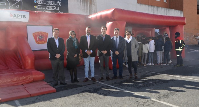 Posando delante del Parque de la Prevención