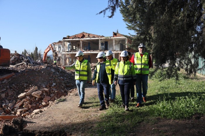 Imagen de  Cedillo supervisando las obras de demolición