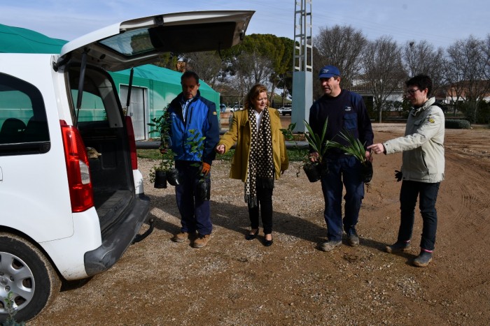 Imagen de 18012024 La diputada participa en el reparto de plantas