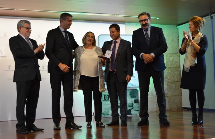 Imagen de Entrega de medalla al mérito sanitario a la viuda de Pedro Añó