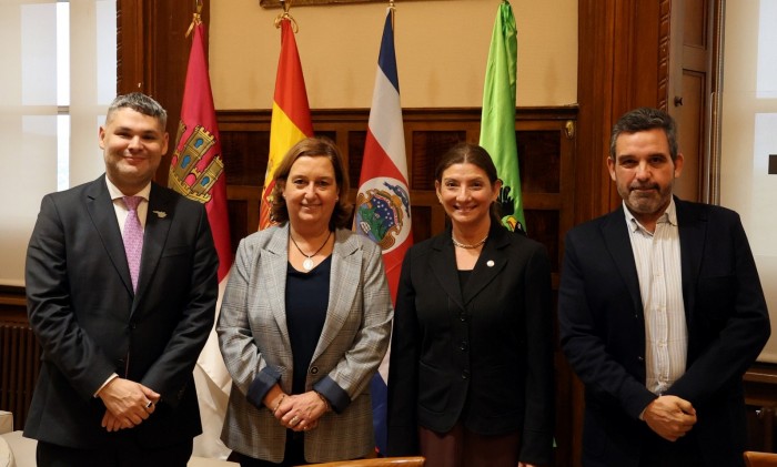 Imagen de Cedillo y Romera con los representantes de Costa Rica