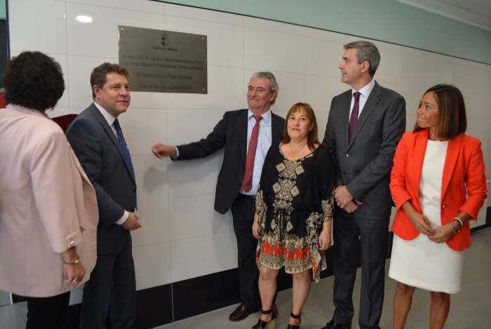 Álvaro Gutiérrez en la inauguración de la ampliación del colegio de Olías del Rey, con García-Page