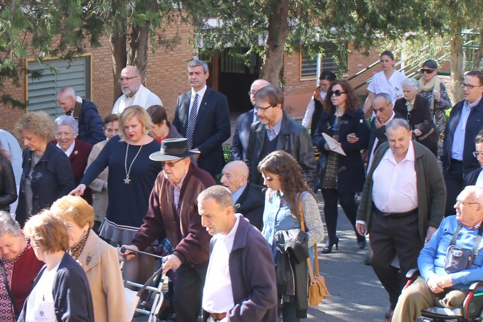 Imagen de Álvaro Gutiérrez durante la procesión por las calles de la Residencia Social Asistida