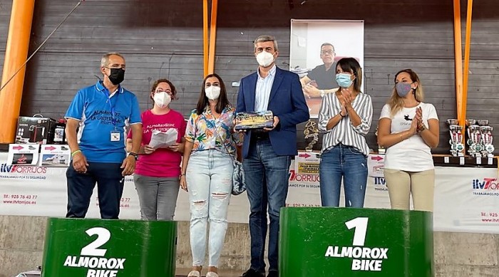 Imagen de Álvaro Gutiérrez con el reconocimiento del Club Deportivo Almorox Bike a la Diputación