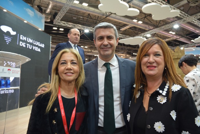 Imagen de Álvaro Gutiérrez con Antonia Varela (Directora Starlight) y María Jesús Pérez