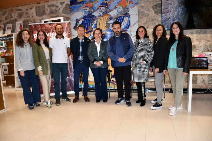 Imagen de Cedillo y Romera con los técnicos de Turismo