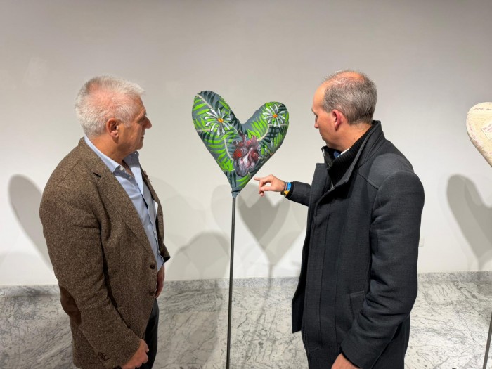 Imagen de 28112025 Inaugurada en San Clemente la exposición solidaria Corazones con alma 2