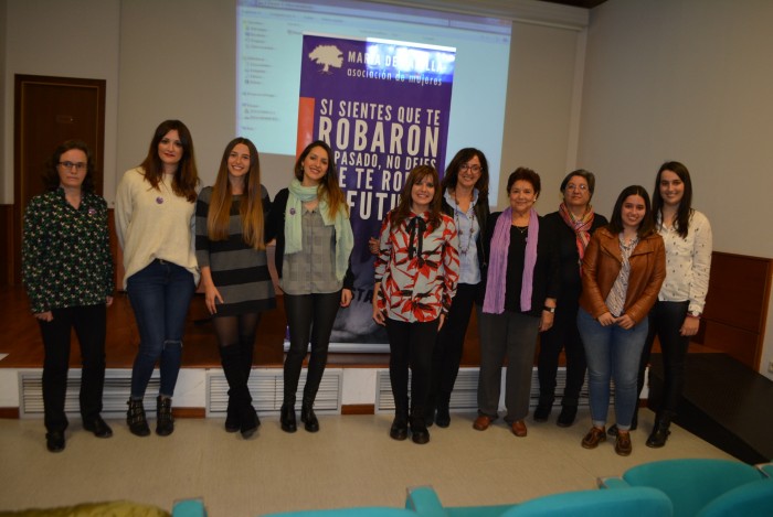 Imagen de Ana Gómez con ponentes e integrantes Asociación
