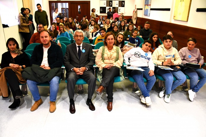 Imagen de Concepción Cedillo y Joaquín Sánchez Garrido con los participante
