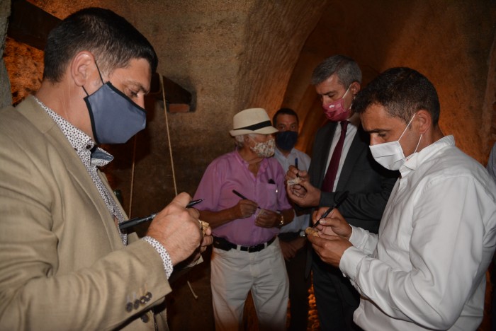 Imagen de Firmando en un corcho de botella que se conservará en el museo