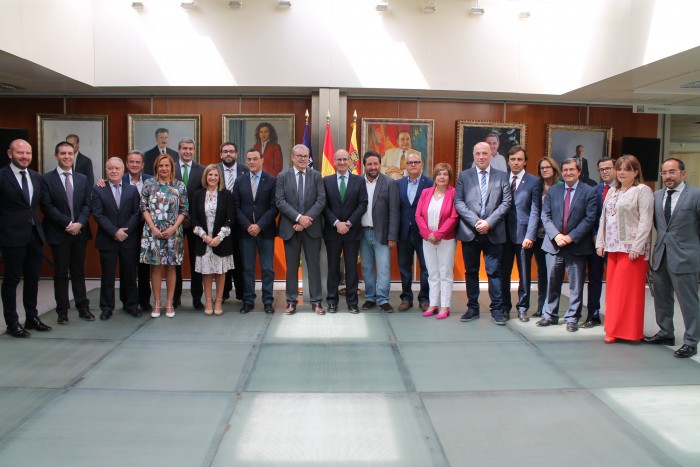 Imagen de Álvaro Gutiérrez junto a los presidentes y presidentas de diputaciones reunidos en Ibiza