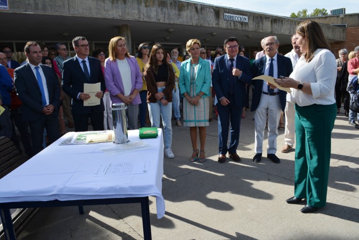 María José Gallego con la cápsula del tiempo