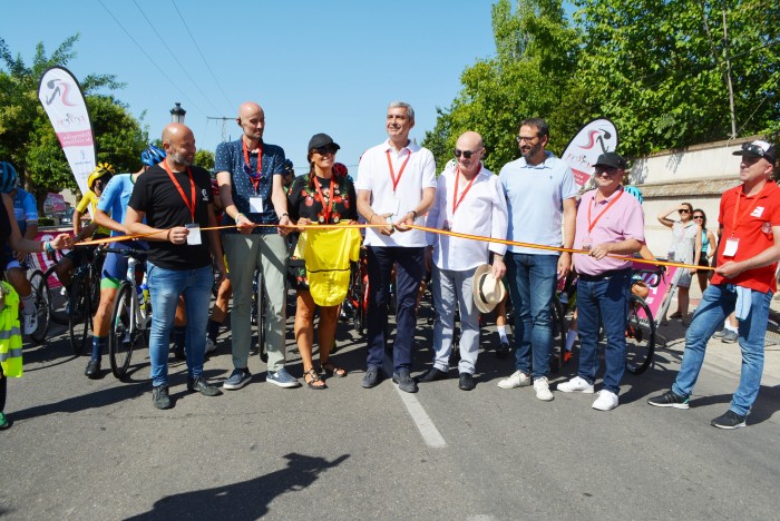 Imagen de Álvaro Gutiérrez cortando la cinta de la salida de la vuelta